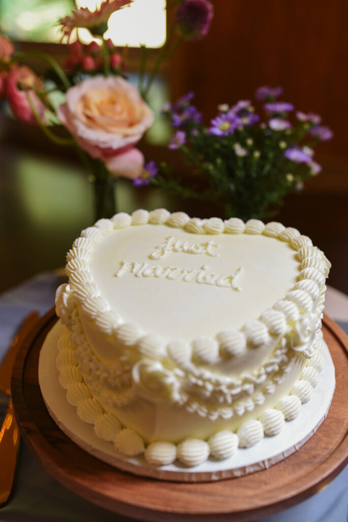 wedding cake blue bridge event center in grawn michigan traverse city wedding photographer