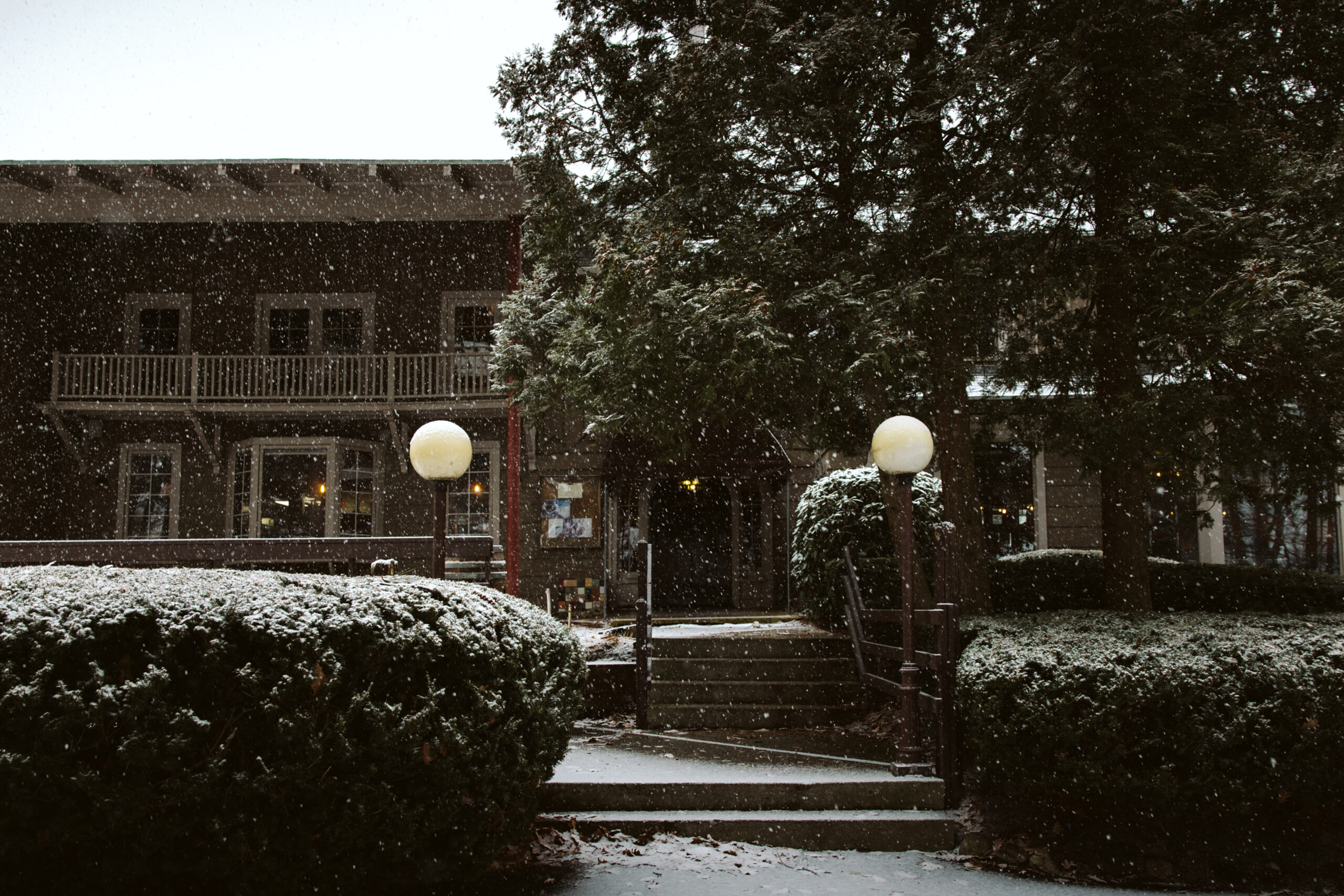 Peninsula room wedding venue in traverse city michigan. photo by traverse city wedding photographer