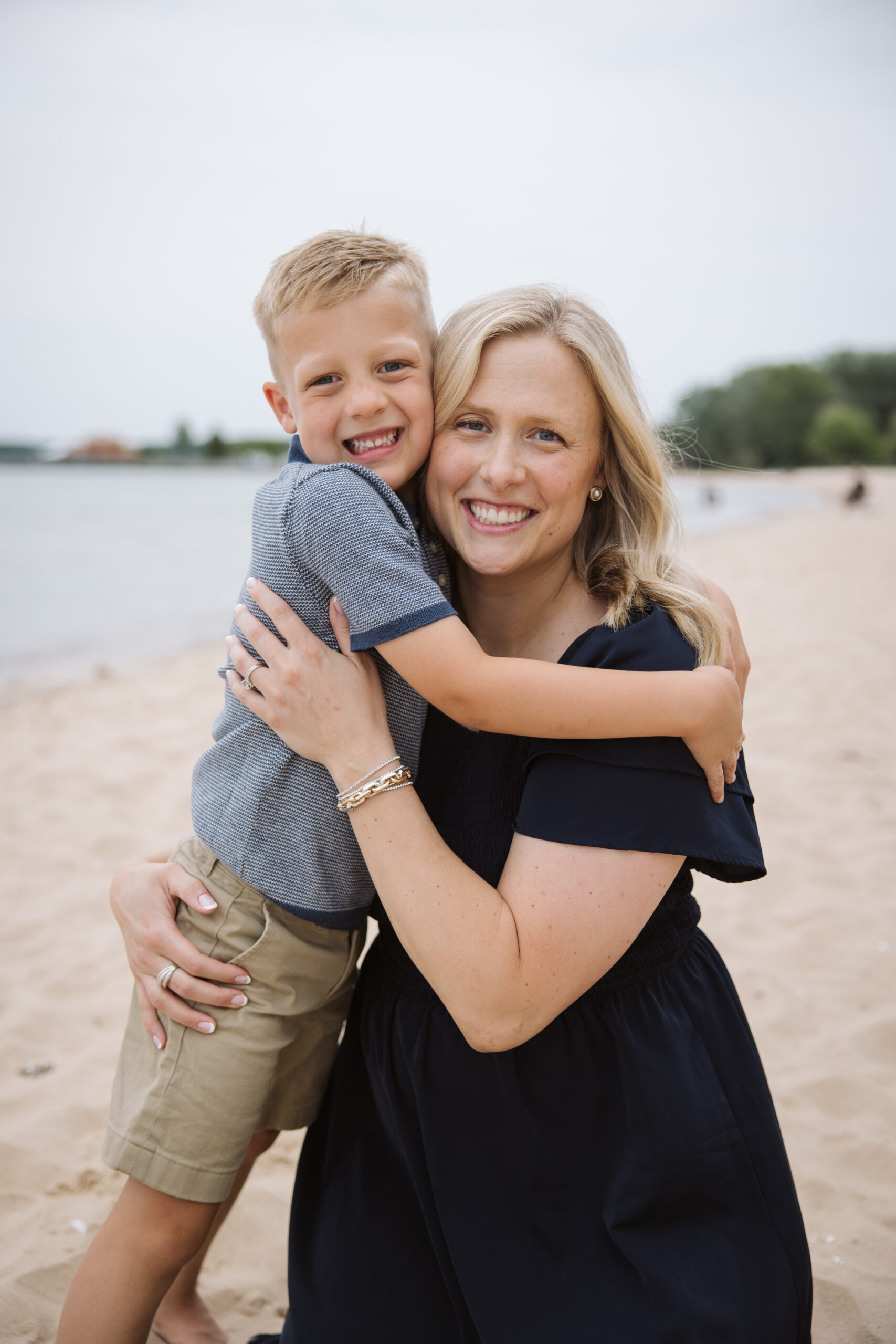 elk-rapids-family-photos family on elk rapids beach during family photos