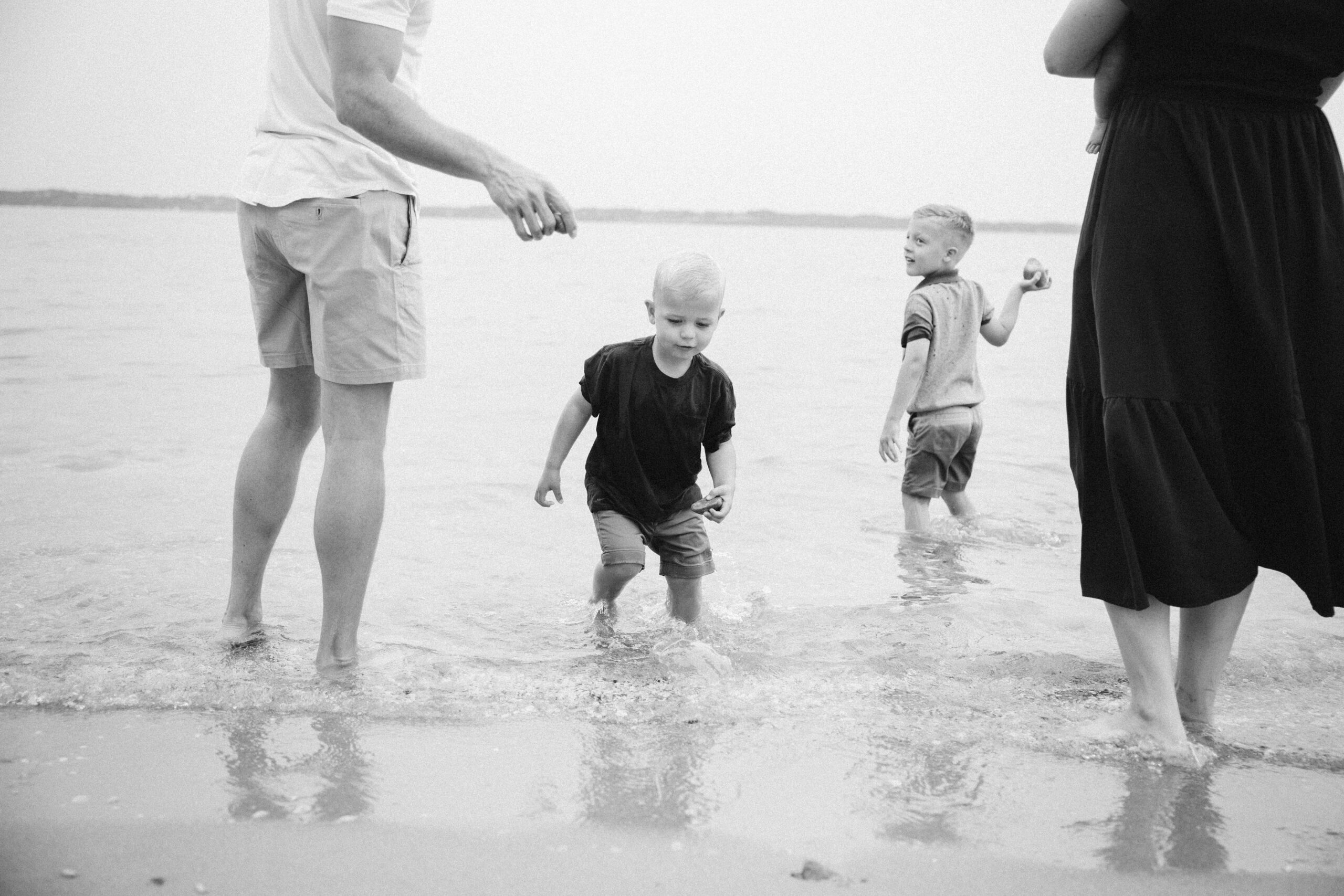 elk-rapids-family-photos family on elk rapids beach during family photos