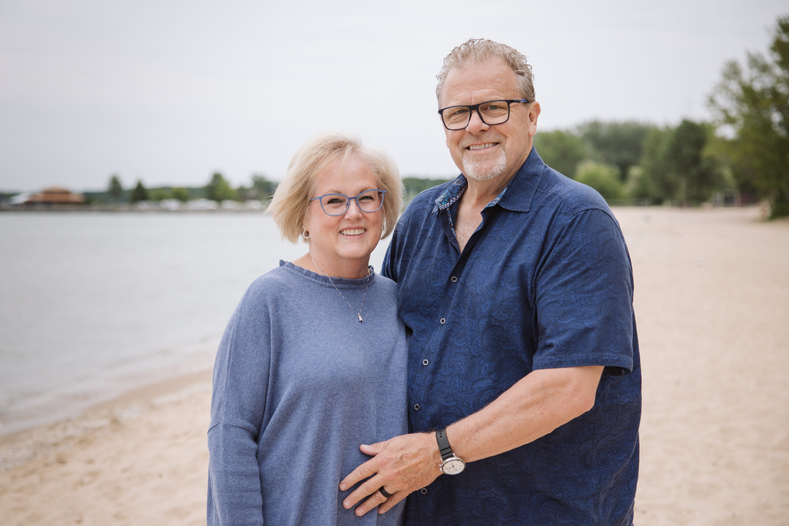 elk-rapids-family-photos family on elk rapids beach during family photos